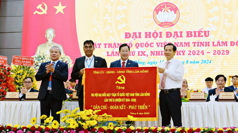 Quyền Bí thư Tỉnh ủy Lâm Đồng Nguyễn Thái Học (bên phải), trao bức trướng Tỉnh ủy, Hội đồng nhân dân, Ủy ban nhân dân tỉnh tặng Đại hội.