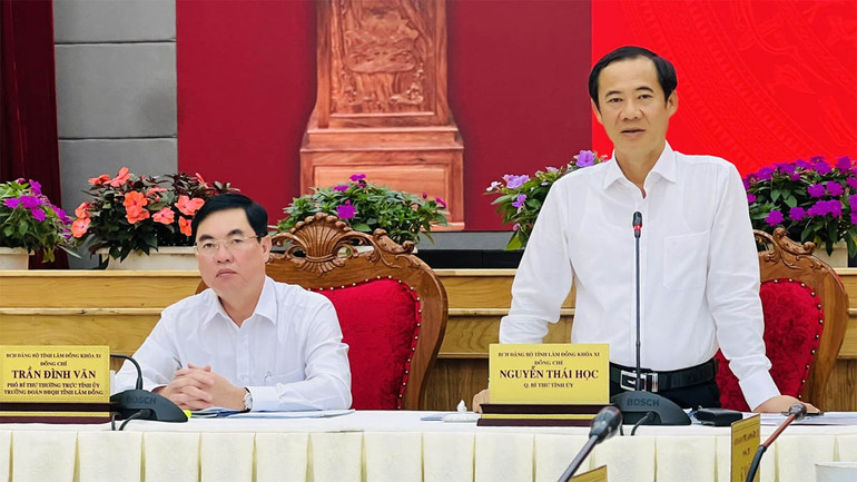 Quyền Bí thư Tỉnh ủy Lâm Đồng Nguyễn Thái Học phát biểu kết luận hội nghị.