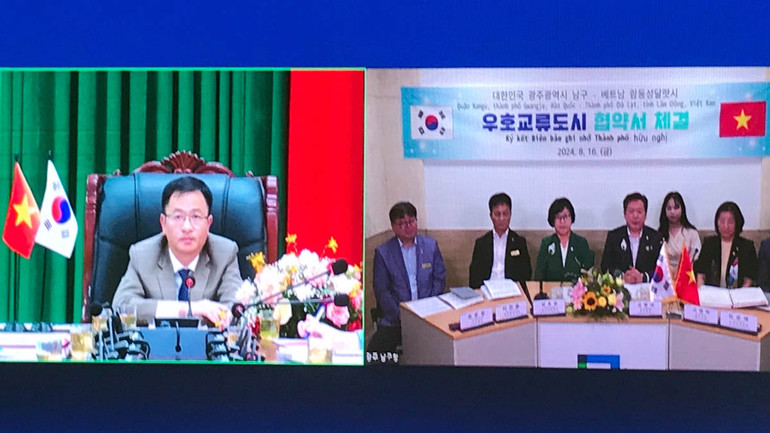 Chủ tịch Ủy ban nhân dân thành phố Đà Lạt phát biểu tại buổi lễ ký kết trực tuyến.