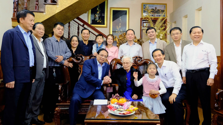 Thủ tướng Phạm Minh Chính và Đoàn công tác cùng gia đình Mẹ Việt Nam Anh hùng Trần Thị Thung.