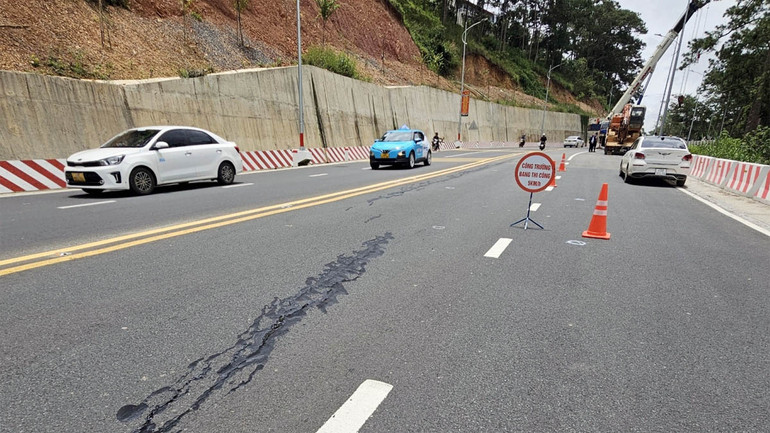 Một số vết nứt cục bộ trên mặt đường đèo Prenn đã được xử lý tạm thời.