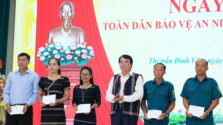 Đồng chí Phạm S trao quà tặng các cá nhân tiêu biểu trong phong trào toàn dân bảo vệ an ninh Tổ quốc.