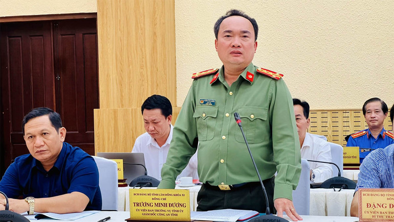 Giám đốc Công an tỉnh Lâm Đồng phát biểu ý kiến tại hội nghị.