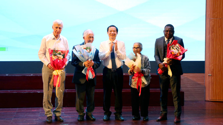 Quyền Bí thư Tỉnh ủy Lâm Đồng Nguyễn Thái Học tặng hoa cảm ơn vợ chồng Giáo sư Trần Thanh Vân và đại diện của Quỹ học bổng Vallet.