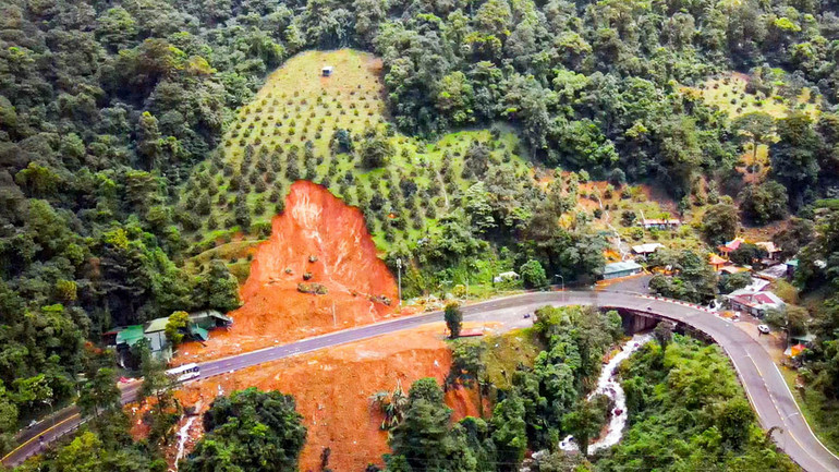 Khu vực sạt lở đất nghiêm trọng trên đèo Bảo Lộc vào tháng 7/2023.