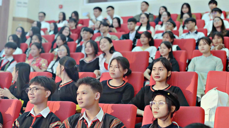 Các học sinh, sinh viên xuất sắc tại Tây Nguyên và hai tỉnh Khánh Hòa, Ninh Thuận trong lễ nhận học bổng Vallet.