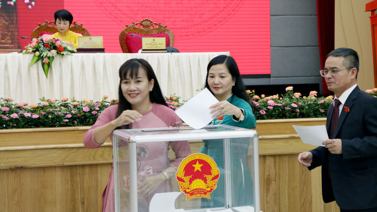 Đại biểu Hội đồng nhân dân tỉnh Lâm Đồng khóa 10 bỏ phiếu bầu các chức danh theo thẩm quyền. Đại biểu Hội đồng nhân dân tỉnh Lâm Đồng khóa 10 bỏ phiếu bầu các chức danh theo thẩm quyền.