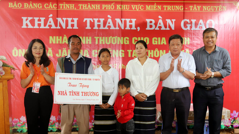 Đại diện Ban tổ chức Hội thảo báo Đảng các tỉnh, thành phố khu vực miền trung-Tây Nguyên trao nhà tình thương tặng vợ chồng anh Ha Chiêng.