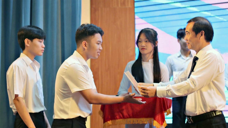 Quyền Bí thư Tỉnh ủy Lâm Đồng Nguyễn Thái Học trao học bổng Vallet tặng các học sinh, sinh viên xuất sắc.