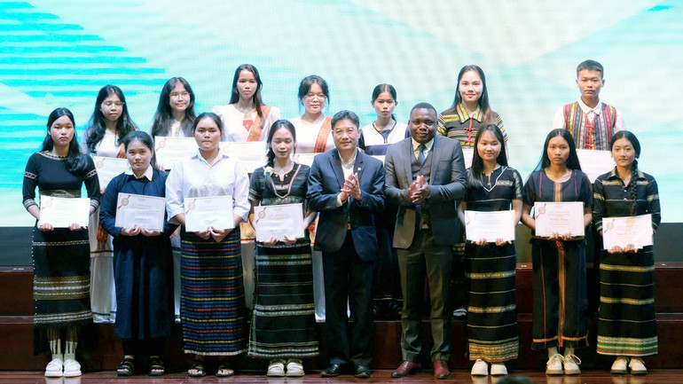 Trao học bổng Vallet tặng các học sinh, sinh viên xuất sắc là người đồng bào dân tộc thiểu số.