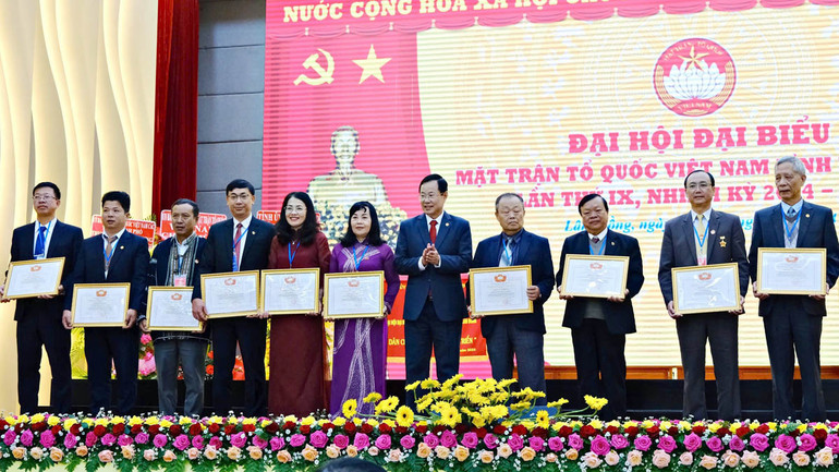 Chủ tịch Ủy ban Mặt trận Tổ quốc Việt Nam tỉnh Lâm Đồng Phạm Triều trao bằng khen tặng các tập thể có thành tích xuất sắc trong thực hiện Chương trình hành động của mặt trận tỉnh nhiệm kỳ 2019-2024.