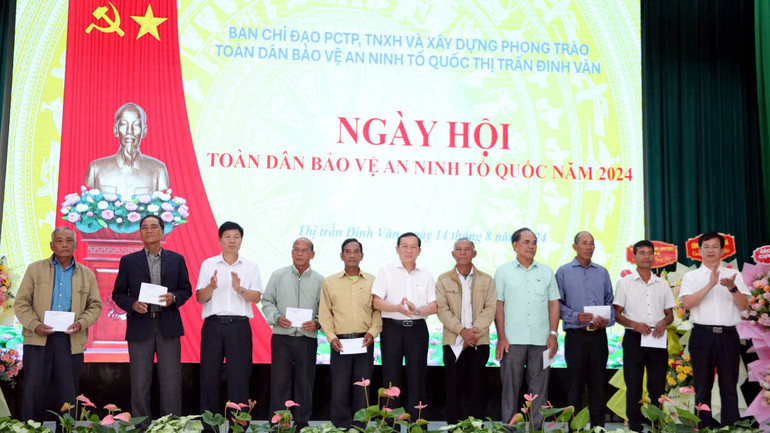 Huyện ủy, Hội đồng nhân dân, Ủy ban nhân dân và Ủy ban Mặt trận Tổ quốc Việt Nam huyện Lâm Hà tặng quà người uy tín trên địa bàn thị trấn Đinh Văn.