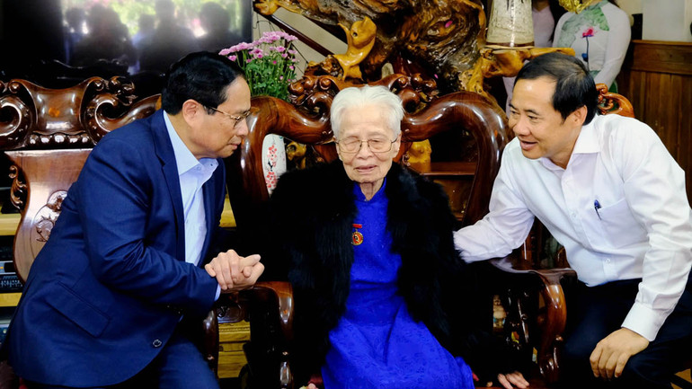 Thủ tướng Phạm Minh Chính và quyền Bí thư Tỉnh ủy Lâm Đồng Nguyễn Thái Học ân cần thăm hỏi sức khỏe Mẹ Việt Nam Anh hùng Trần Thị Thung.