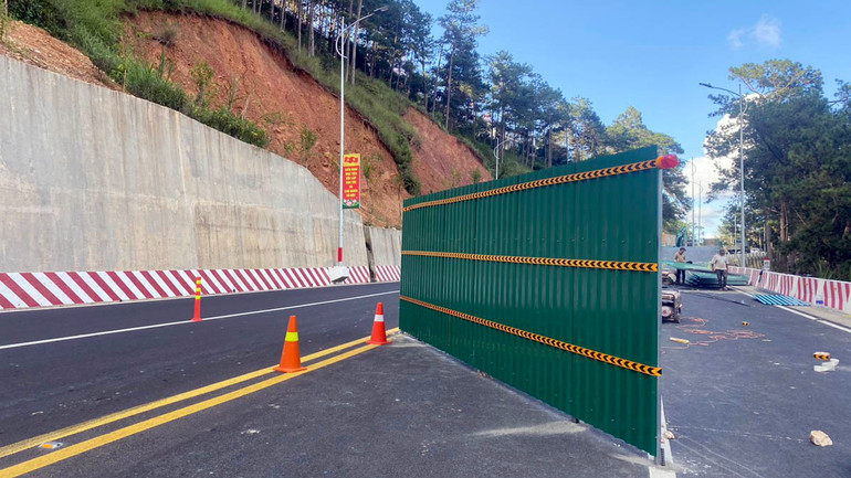 Triển khai lắp dựng rào chắn, phân luồng giao thông để xử lý vị trí hư hỏng cục bộ trên đèo Prenn.
