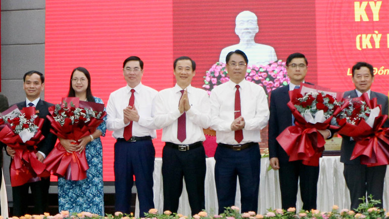 Lãnh đạo Ban tổ chức Trung ương, Tỉnh ủy Lâm Đồng tặng hoa các đồng chí được bầu bổ sung các chức danh và miễn nhiệm các chức danh của Hội đồng nhân dân theo quy định. Lãnh đạo Ban tổ chức Trung ương, Tỉnh ủy Lâm Đồng tặng hoa các đồng chí được bầu bổ sung các chức danh và miễn nhiệm các chức danh của Hội đồng nhân dân theo quy định.