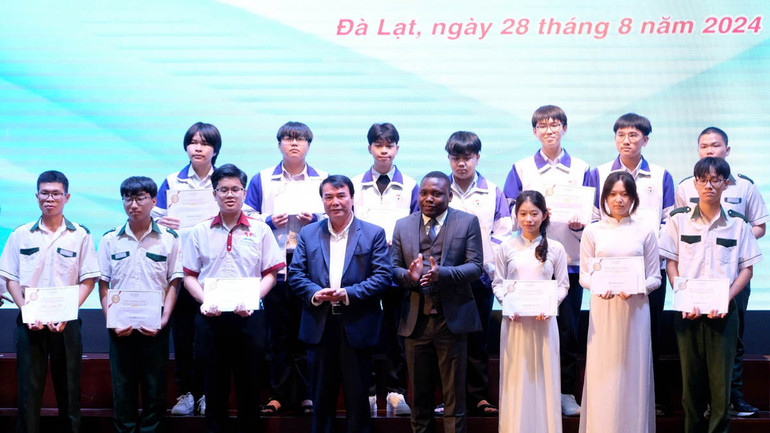 Phó Chủ tịch Ủy ban nhân dân tỉnh Lâm Đồng Phạm S và đại diện của Quỹ học bổng Vallet tặng học bổng cho các học sinh, sinh viên xuất sắc.