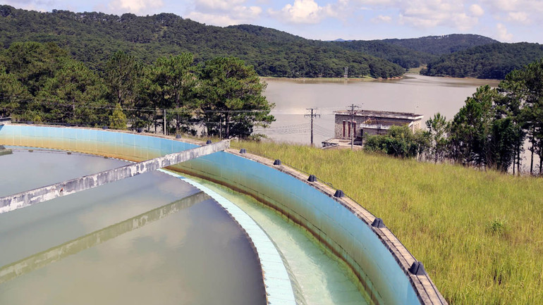 Khu vực bể lắng tại nhà máy nước Đankia 1 nhìn ra hồ Đankia.