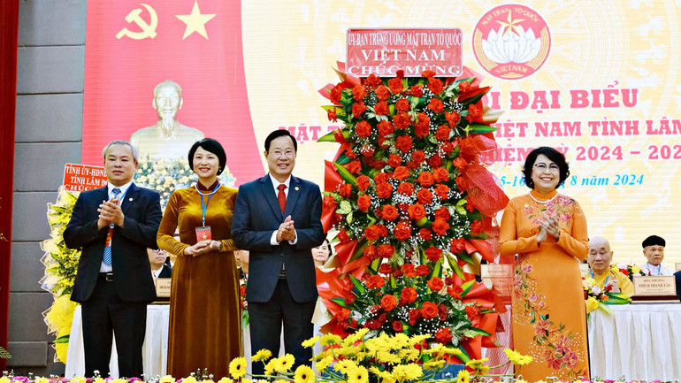 Phó Chủ tịch Ủy ban Trung ương Mặt trận Tổ quốc Việt Nam Tô Thị Bích Châu (bên phải), tặng lẵng hoa chúc mừng Đại hội.