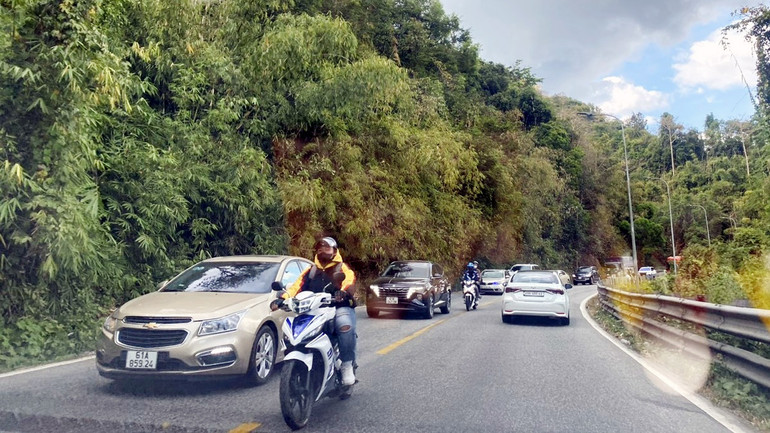 Đèo Bảo Lộc thuộc Quốc lộ 20, là tuyến đường huyết mạch nối Đà Lạt-Lâm Đồng với Thành phố Hồ Chí Minh với các tỉnh Đông Nam Bộ luôn có phương tiện giao thông qua lại đông đúc.