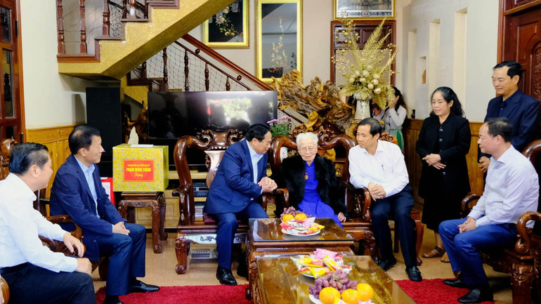 Thủ tướng Phạm Minh Chính cùng Đoàn công tác Trung ương và lãnh đạo tỉnh Lâm Đồng thăm gia đình Mẹ Việt Nam Anh hùng Trần Thị Thung.