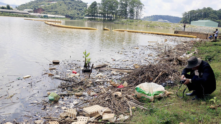 Thu dọn rác trên hồ nguồn cấp nước sinh hoạt cho thành phố Đà Lạt ảnh 3