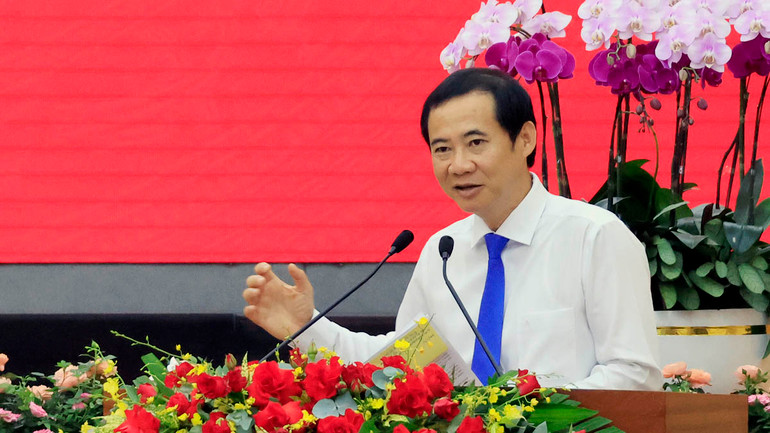 Quyền Bí thư tỉnh ủy Lâm Đồng Nguyễn Thái Học phát biểu giao nhiệm vụ cho các cán bộ lãnh đạo vừa được phân công nhiệm vụ mới.