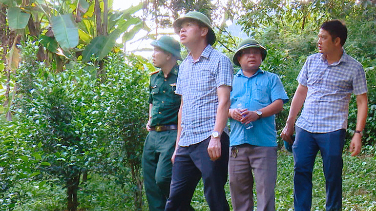 Các cán bộ vùng thượng du Thanh Hóa khảo sát, tìm địa điểm tái định cư cho các hộ ở khu vực nguy cơ cao xảy ra sạt, lở đất.