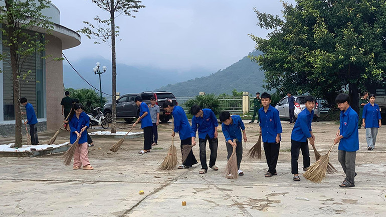 Thanh niên huyện Mường Lát ra quân làm vệ sinh môi trường.