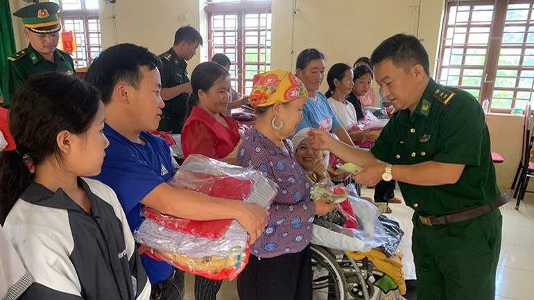 Bộ đội Biên phòng Pù Nhi cùng trao tặng quà cho các hộ dân bản Lốc Há, xã Nhi Sơn.