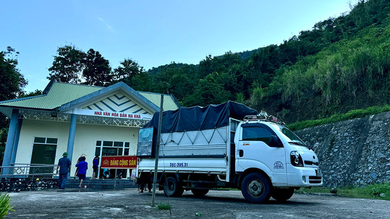 Nhân lực cùng phương tiện di chuyển tài sản công khỏi nhà văn hóa có nguy cơ ảnh hưởng bởi sạt lở.