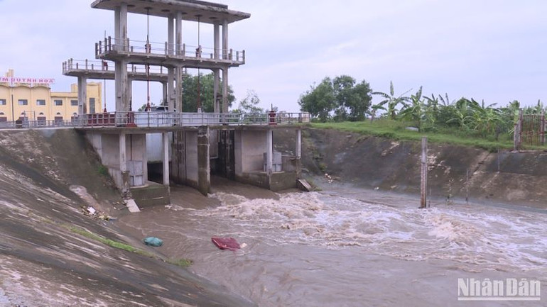 Các cống qua đê thực hiện tiêu nước, tránh úng lụt trong nội đồng.