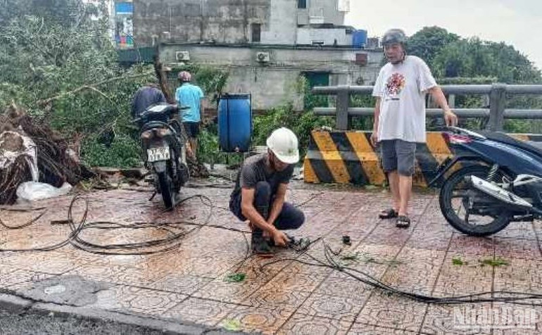 Công nhân ngành điện lực, viễn thông trên địa bàn tỉnh Thái Bình đang khẩn trương khắc phục sự cố.