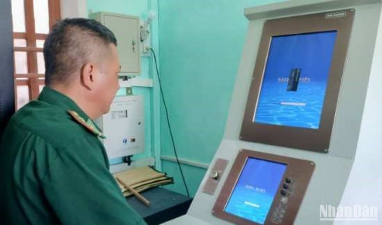 Lực lượng Bộ đội Biên phòng Cảng cửa khẩu Diêm Điền, tỉnh Thái Bình theo dõi tàu thuyền hoạt động trên biển qua thiết bị hiện đại đặt trên đất liền.