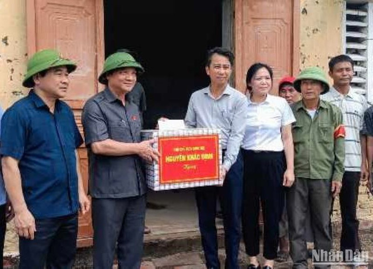 Phó Chủ tịch Quốc hội Nguyễn Khắc Định tặng quà cho chính quyền xã Tân Lập, huyện Vũ Thư (tỉnh Thái Bình). Phó Chủ tịch Quốc hội Nguyễn Khắc Định tặng quà cho chính quyền xã Tân Lập, huyện Vũ Thư (tỉnh Thái Bình).