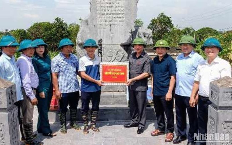 Phó Chủ tịch Quốc hội Nguyễn Khắc Định tặng quà chính quyền xã Hồng An (huyện Hưng Hà). Phó Chủ tịch Quốc hội Nguyễn Khắc Định tặng quà chính quyền xã Hồng An (huyện Hưng Hà).