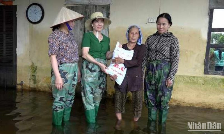 Cấp phát gạo cho hội viên phụ nữ gặp hoàn cảnh khó khăn ở xã Bách Thuận.