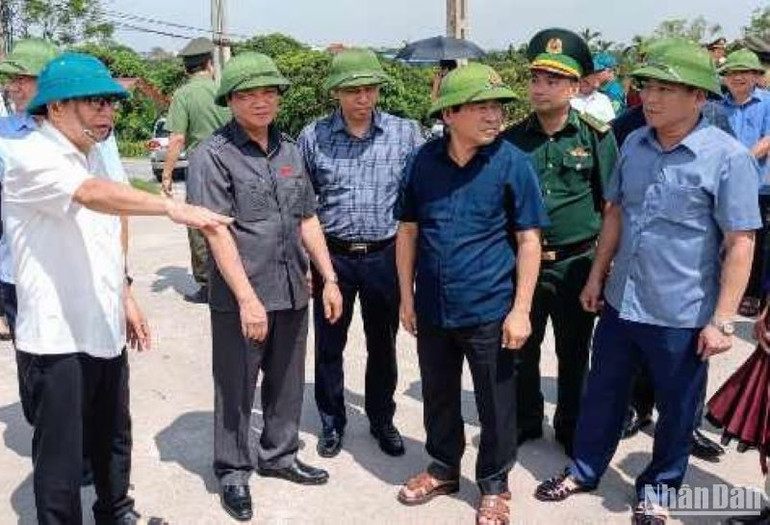 Bí thư Huyện ủy Hưng Hà Trần Hữu Nam báo cáo Phó Chủ tịch Quốc hội Nguyễn Khắc Định (thứ 2 từ trái sang) tình hình khắc phục thiệt hại sau bão số 3. Bí thư Huyện ủy Hưng Hà Trần Hữu Nam báo cáo Phó Chủ tịch Quốc hội Nguyễn Khắc Định (thứ 2 từ trái sang) tình hình khắc phục thiệt hại sau bão số 3.