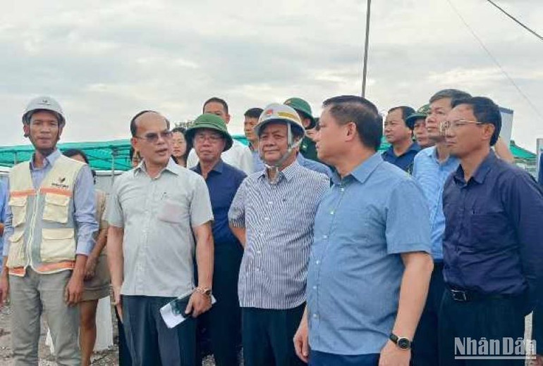 Bộ trưởng Nông nghiệp và Phát triển nông thôn Lê Minh Hoan (đội mũ) kiểm tra việc phòng chống bão tại Khu công nghiệp Liên Hà Thái (tỉnh Thái Bình).