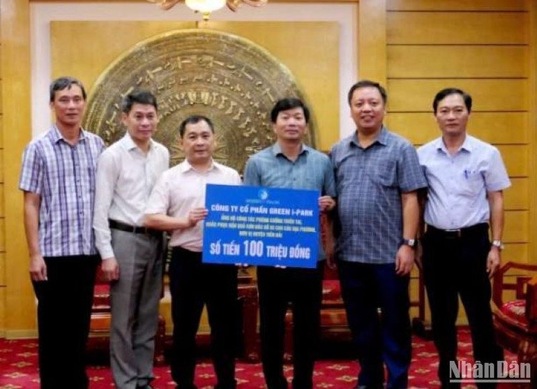 Công ty cổ phần Green I-park ủng hộ huyện Tiền Hải 100 triệu đồng.