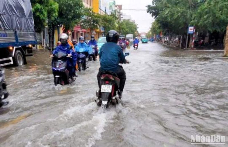 Sau trận mưa lớn, nhiều tuyến đường ở thành phố Thái Bình ngập nước.