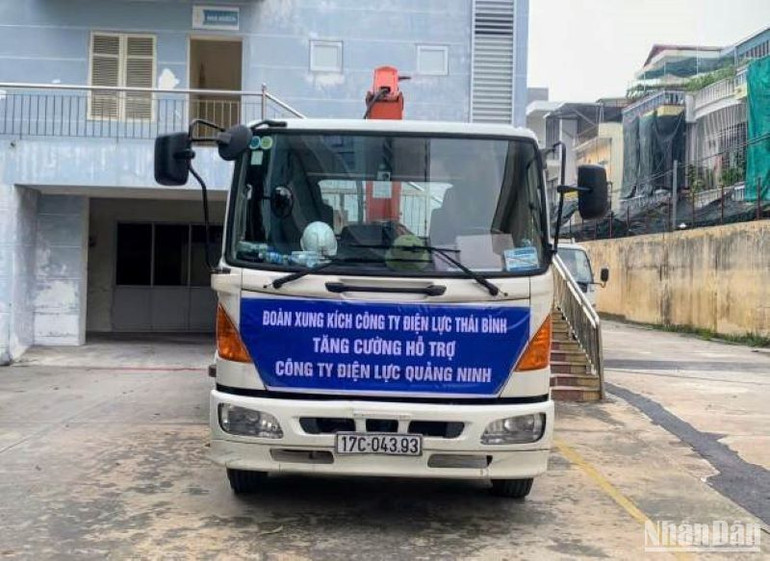 Công ty Điện lực Thái Bình còn trưng dụng xe cẩu, xe nâng và xe bán tải hỗ trợ công nhân kỹ thuật trong quá trình khắc phục sự cố điện tại thành phố Cẩm Phả.