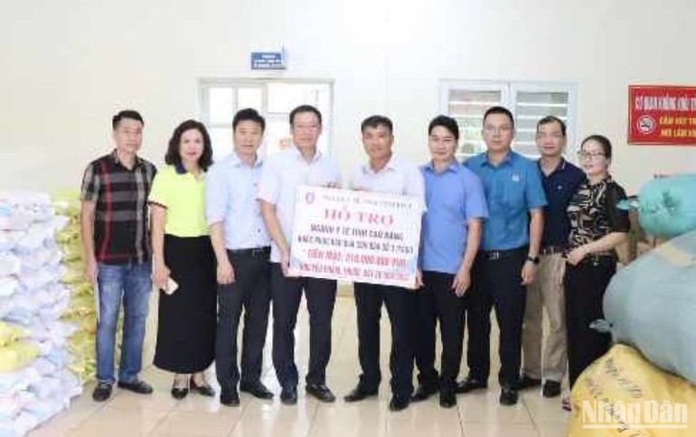 Lãnh đạo Sở Y tế tỉnh Thái Bình trao tiền mặt và vật tư y tế, hóa chất, thuốc, nhu yếu phẩm cho ngành y tế tỉnh Cao Bằng.