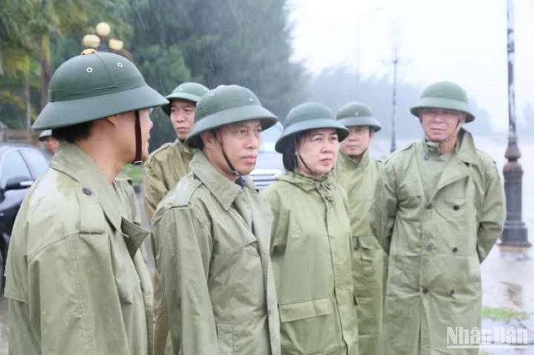 Lãnh đạo tỉnh Thái Bình có mặt tại các "điểm nóng" kịp thời chỉ đạo khắc phục sự cố do bão gây ra. Lãnh đạo tỉnh Thái Bình có mặt tại các "điểm nóng" kịp thời chỉ đạo khắc phục sự cố do bão gây ra.