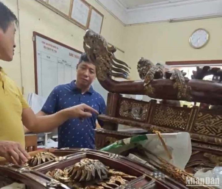 Lực lượng phá án đang kiểm tra, xác minh vật chứng.