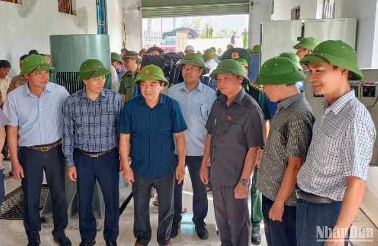 Phó Chủ tịch Quốc hội Nguyễn Khắc Định kiểm tra việc vận hành tiêu nước chống úng tại trạm bơm Múc (huyện Kiến Xương). Phó Chủ tịch Quốc hội Nguyễn Khắc Định kiểm tra việc vận hành tiêu nước chống úng tại trạm bơm Múc (huyện Kiến Xương).