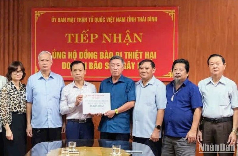 Hội đồng họ Phạm tỉnh Thái Bình ủng hộ 15 triệu đồng.