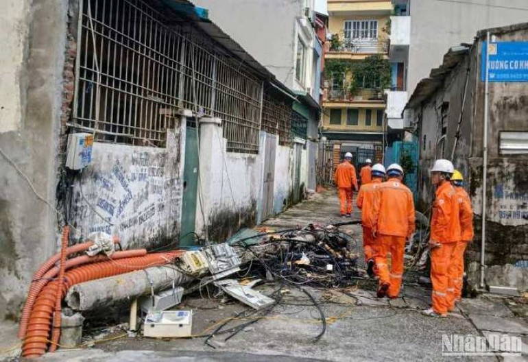 Tại thành phố Cẩm Phả, ngành điện lực mới cấp điện trở lại cho khoảng 60% khách hàng.