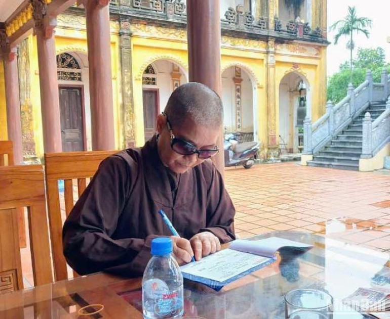 Ni trưởng Thích Đàm Thoa, trụ trì chùa Ngàn (thành phố Thái Bình) ủng hộ 5 triệu đồng.