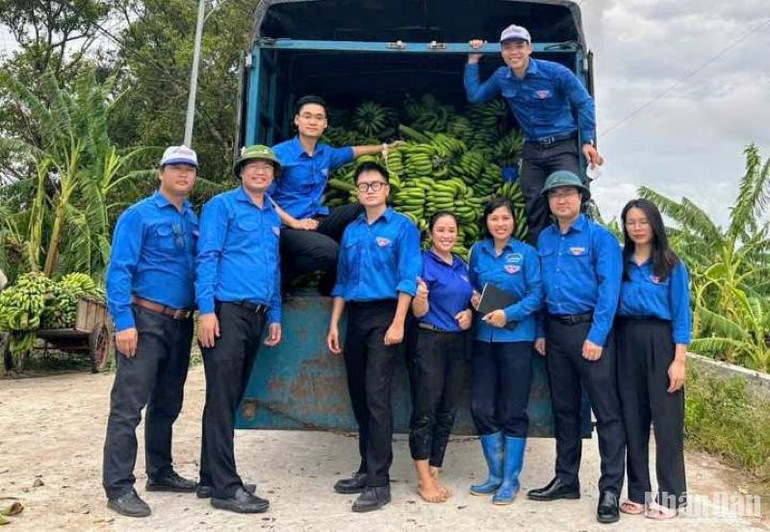 Thanh niên tình nguyện có mặt khắp nơi hỗ trợ người dân gặp khó khăn sau bão lũ.