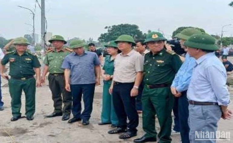 Bí thư Tỉnh ủy Thái Bình Ngô Đông Hải (thứ 4 từ phải sang) kiểm tra tàu thuyền vào tránh trú bão tại cảng Tân Sơn.